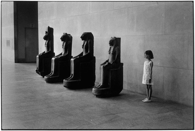 Elliott-Erwitt-USA.-New-York.-Metropolitan-Museum-of-Art.-1988